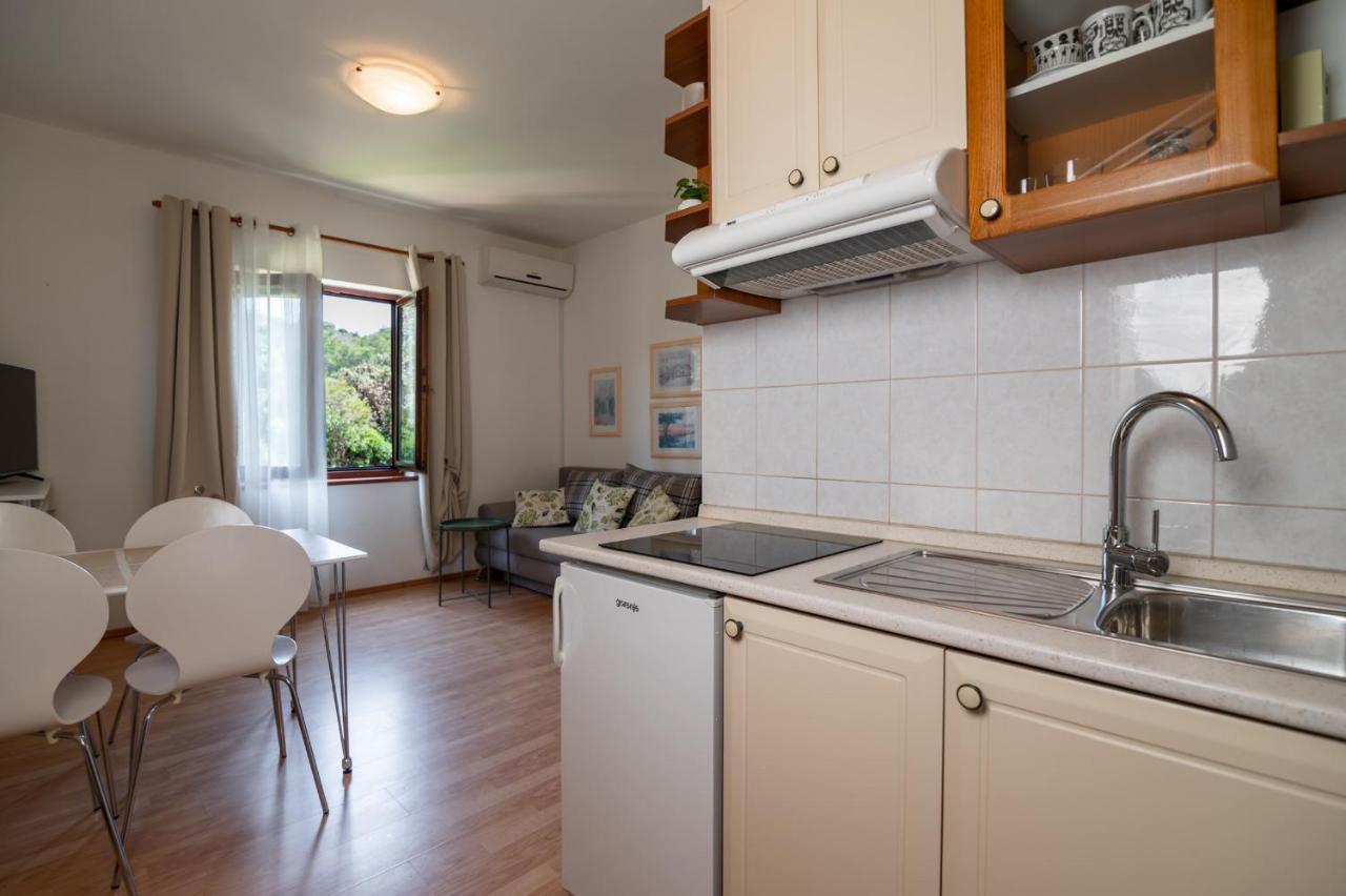 Apartments Rozelyn Ugljan Exterior photo