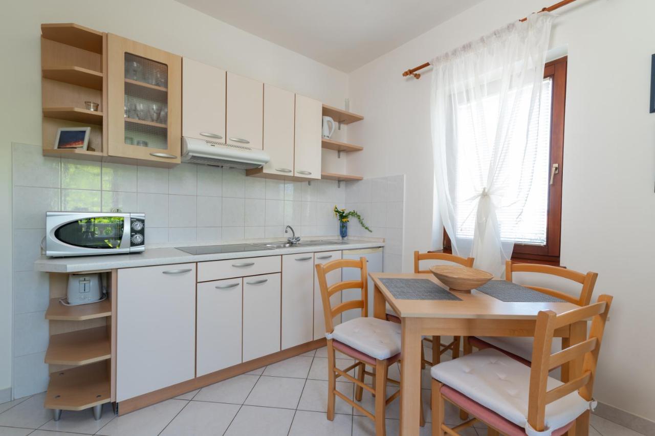 Apartments Rozelyn Ugljan Exterior photo
